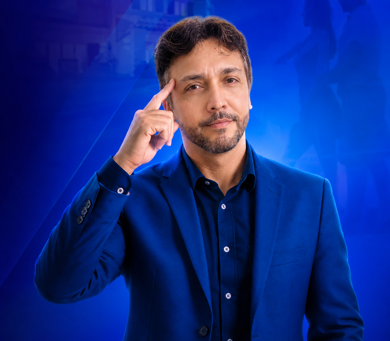 Eliandro Chaves de blazer azul royal